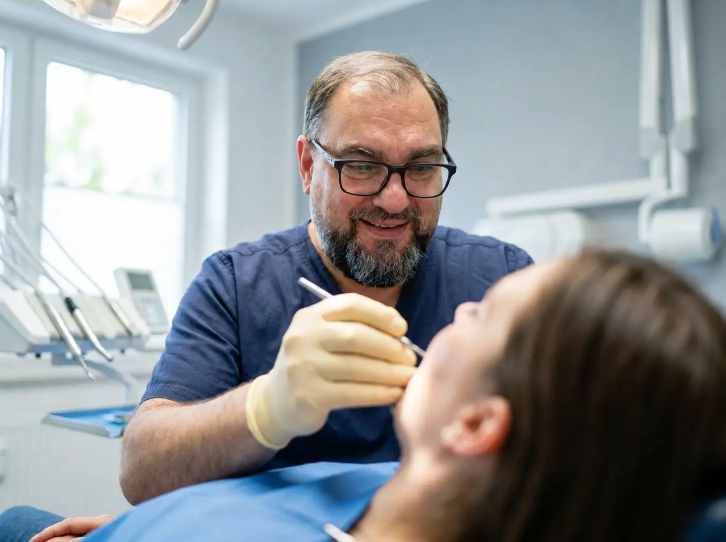 Roland Aschenbrenner im freundlichen Gespräch bei der Behandlung